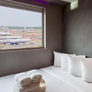 Bloc London Gatwick Airport בריטניה